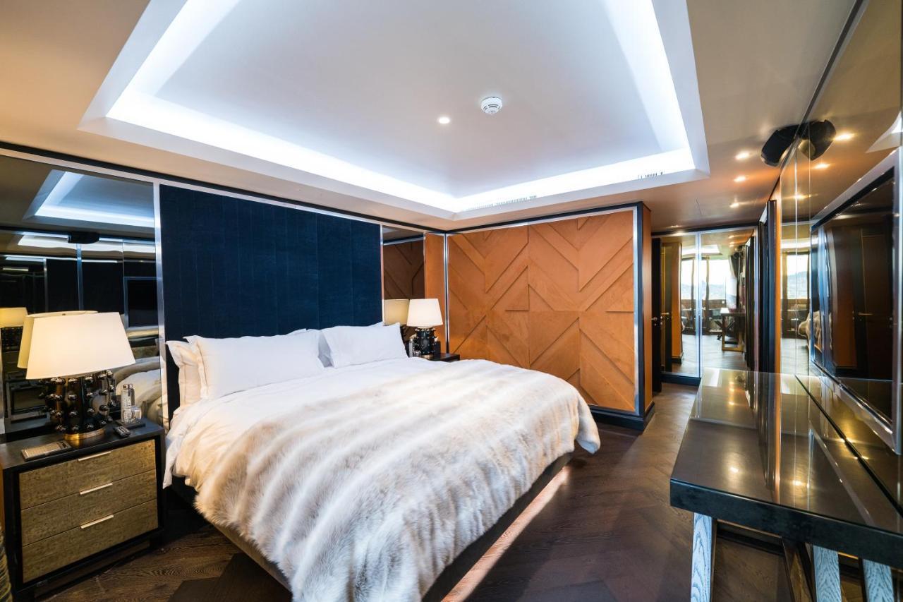 Five Zurich - Luxury City Resort Exterior photo The bedroom of the 2014 suite